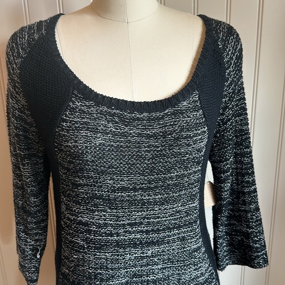 Black and White Top - Picture 2 of 3